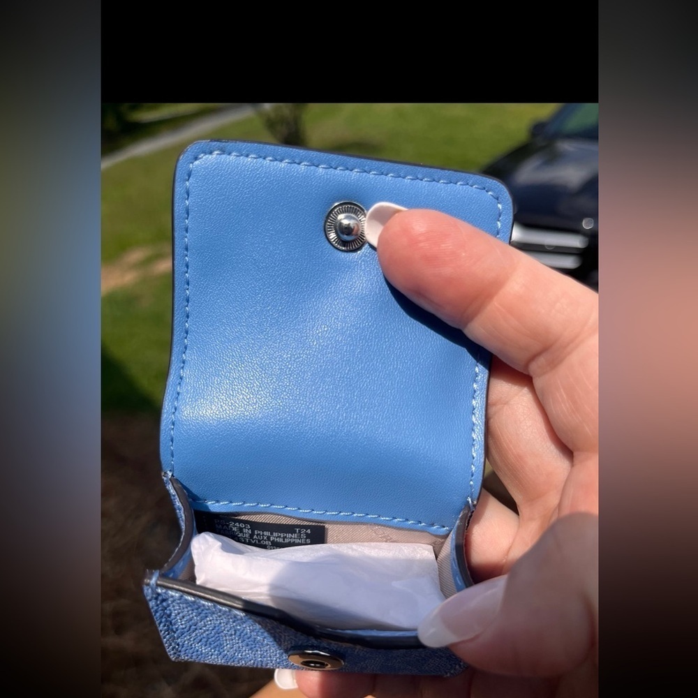 Michael Kors Signature Blue AirPods Case Keychain South Pacific NWT - Picture 2 of 4